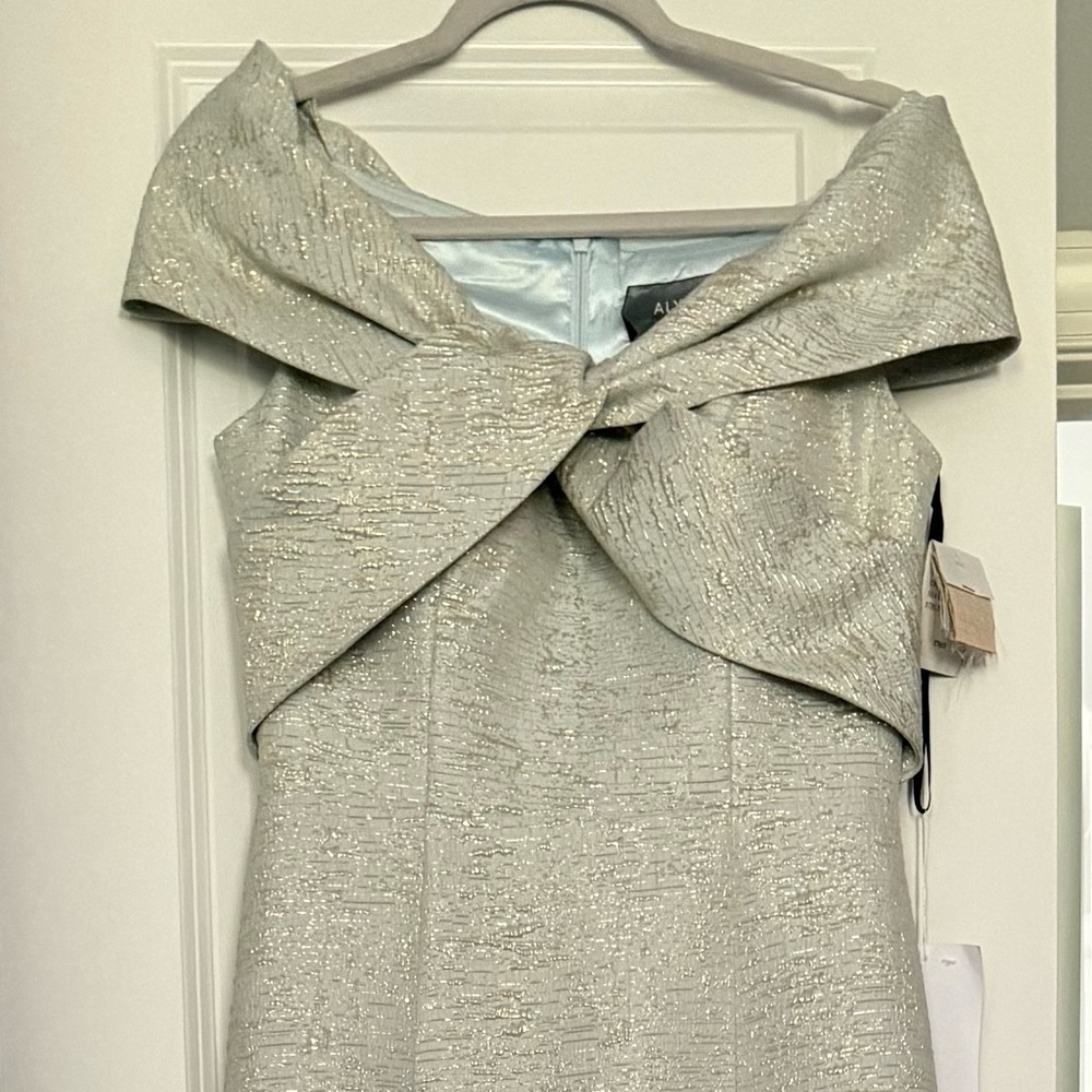 Elegant Alyce Paris Aqua Gold Textured Gown. Never worn. Smoke free home